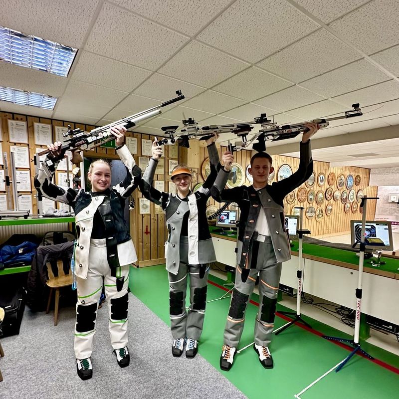 Jugendliche der SG Endorf jubeln mit erhobenen Luftgewehren beim Wast Pichler Cup