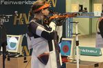 Sportschützin zielt mit dem Luftgewehr beim Bundesliga-Wettkampf in der Olympia-Schießanlage Garching-Hochbrück