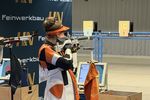 Sportschützin im Anschlag mit dem Luftgewehr beim Saisonauftakt der 1. Bundesliga Süd in Garching-Hochbrück