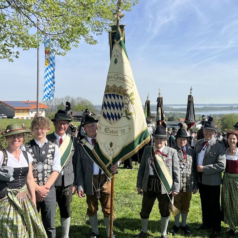 Mitglieder der SG Endorf in Tracht mit Vereinsfahne