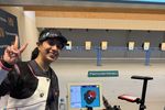 Ramita Jindal von der SG Endorf zeigt das Victory-Zeichen nach 400 Ringen gegen Gemütlichkeit Mertingen