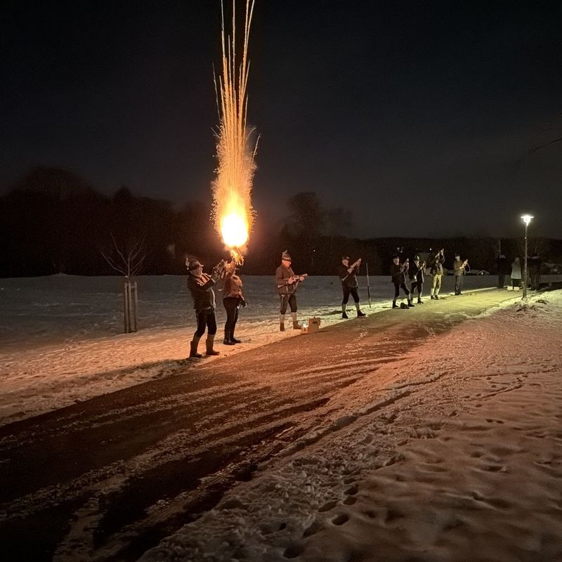 Böllerschützen der SG Endorf beim Böllerschuss bei Nacht