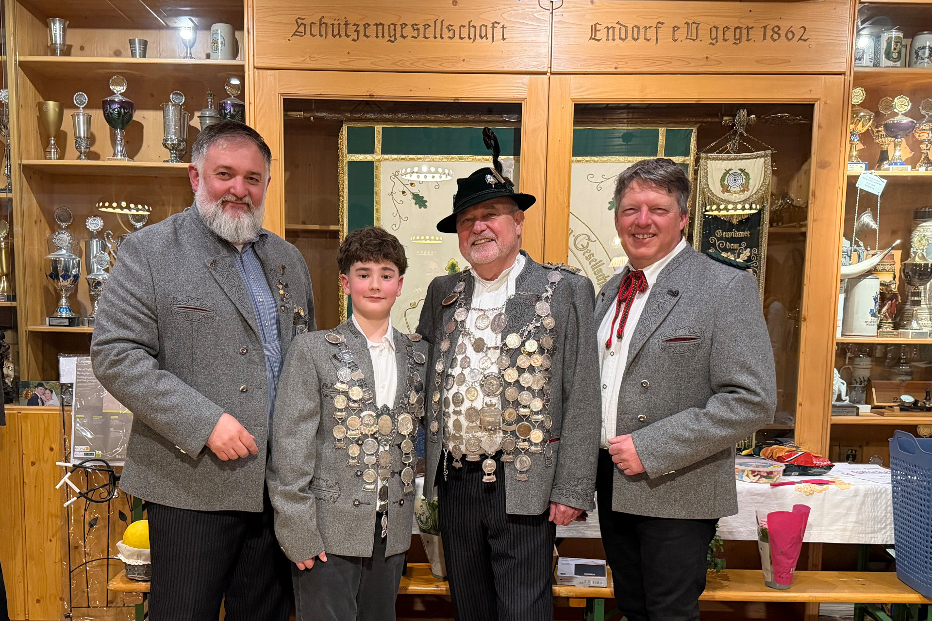 Endschießen SG Endorf die neuen Könige 2026-2027 - Karl-Hein Unger und Jugendkönig Sebastian Treticov mit Schützenmeister Christian Edenhofer und Ehrenschützenmeister Johann Webersberger